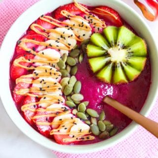 Healthy dragon fruit smoothie bowl