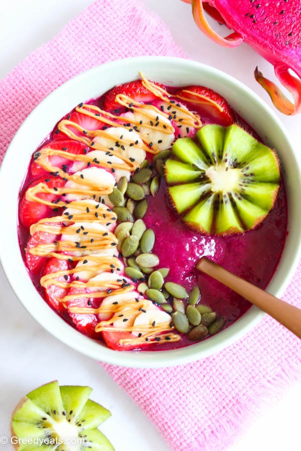 Healthy dragon fruit smoothie bowl