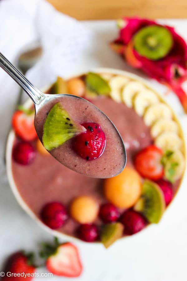 kiwi strawberry smoothie bowl recipe topped with fresh fruits