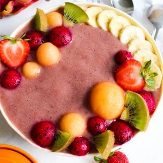 Healthy kiwi strawberry smoothie bowl recipe