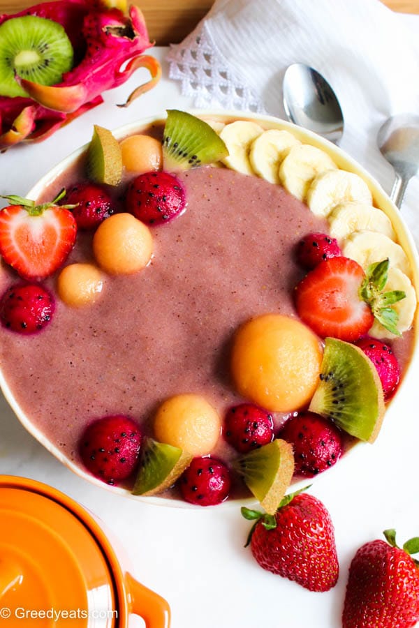 Healthy kiwi strawberry smoothie bowl recipe