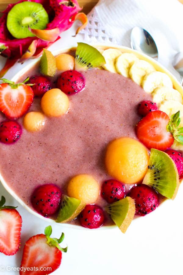 Kiwi strawberry smoothie bowl recipe topped with fresh fruits