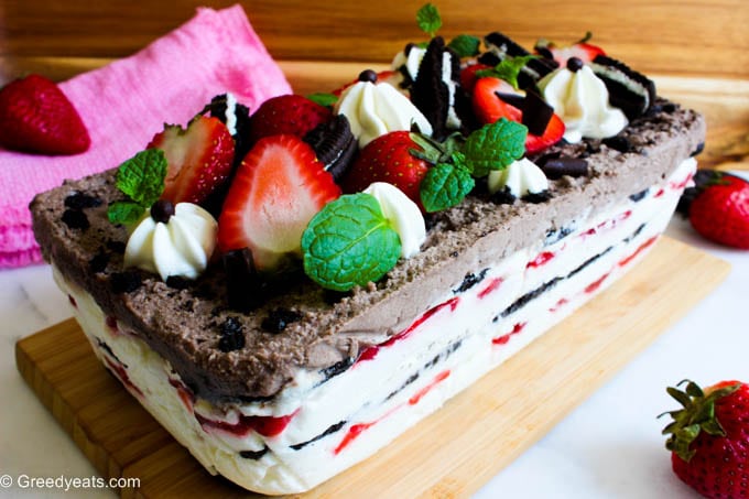 Oreo strawberry icebox cake layerd with fresh strawberries, homemade whipped cream and oreo cookies. A perfect summertime no bake dessert recipe.