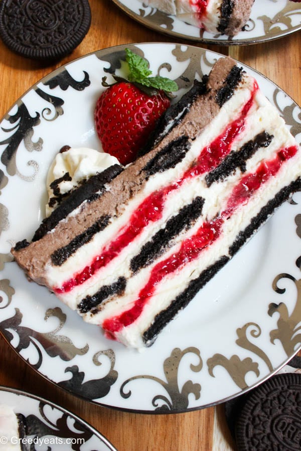 Here is how to make a perfect icecream cake. Easy and no bake oreo strawberry icebox cake layered with oreo cookies, vanilla cream, fresh strawberry filling and chocolate cream.