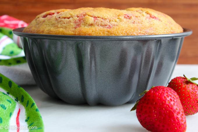 Easy and moist strawberry bundt cake