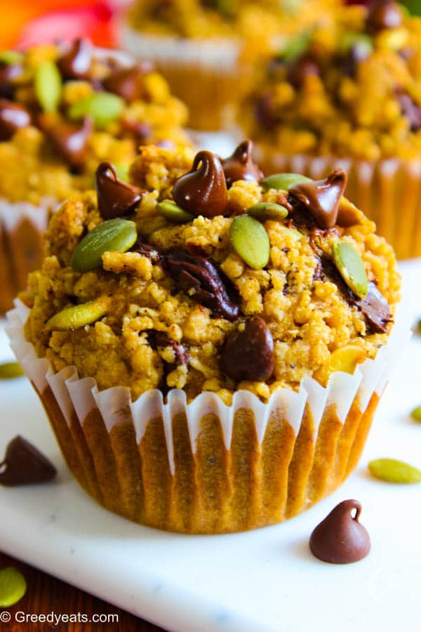 Pumpkin applesauce muffins with pumpkin spice crumb