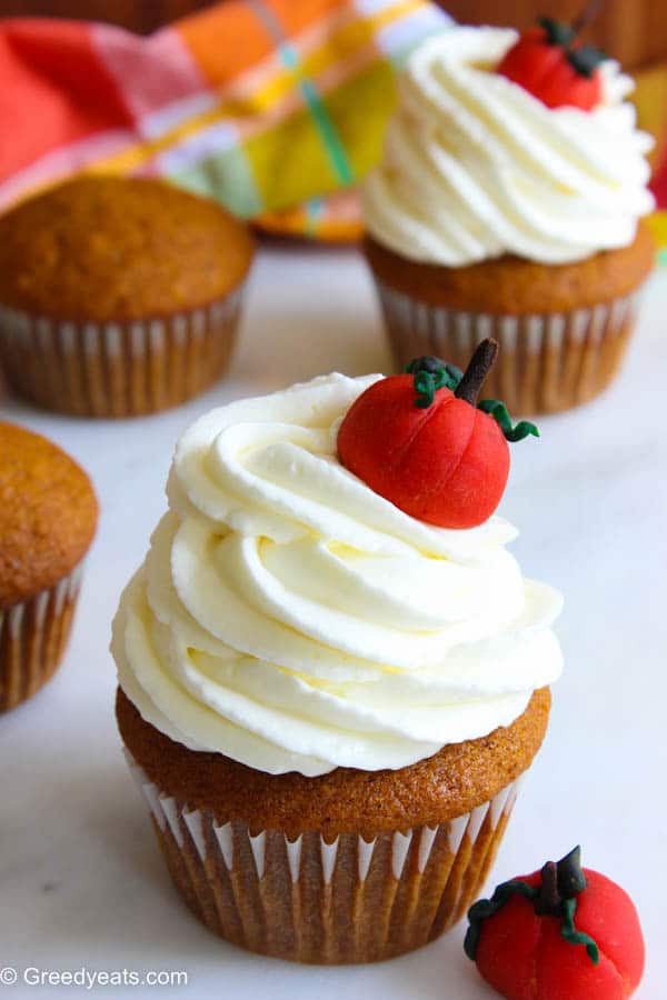 Easy pumpkin cupcakes with cream cheese frosting (Half batch)