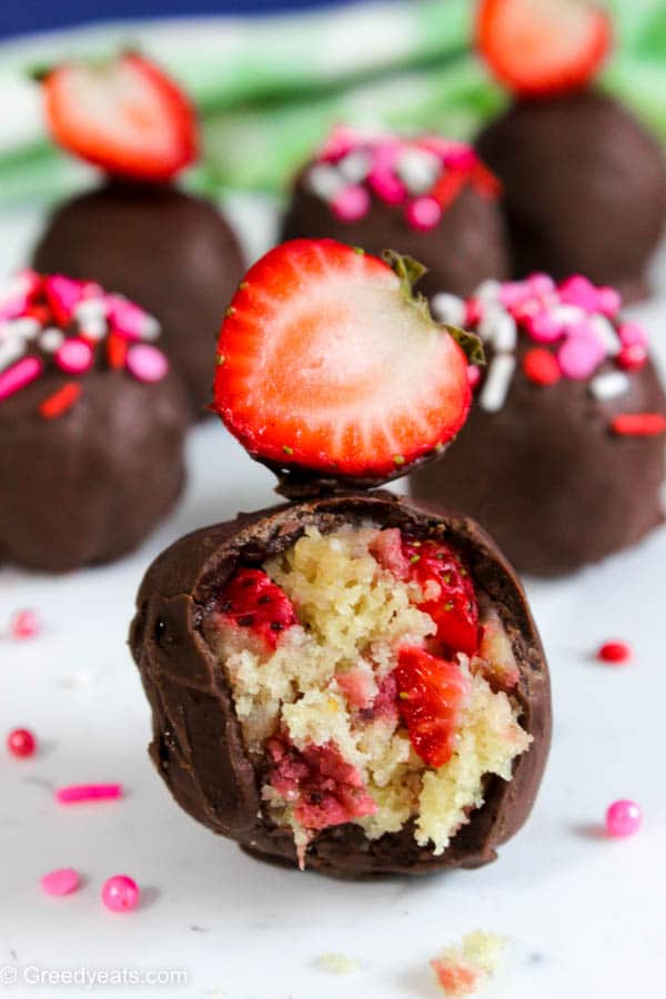 Homemade strawberry cake pops recipe with fresh strawberry chunks