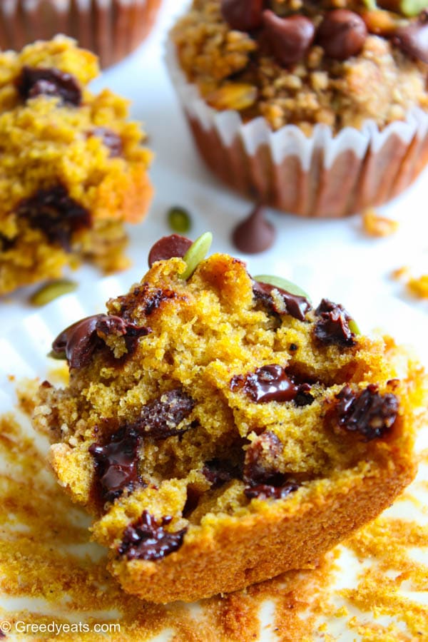 Pumpkin applesauce muffins with pumpkin spice crumb and chocolate chips