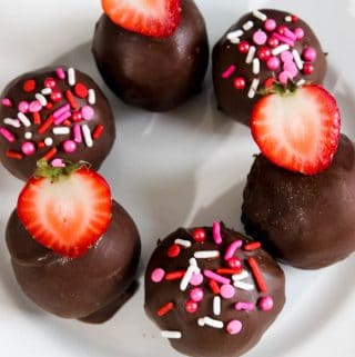 Easy strawberry cake pops with chocolate and sprinkles