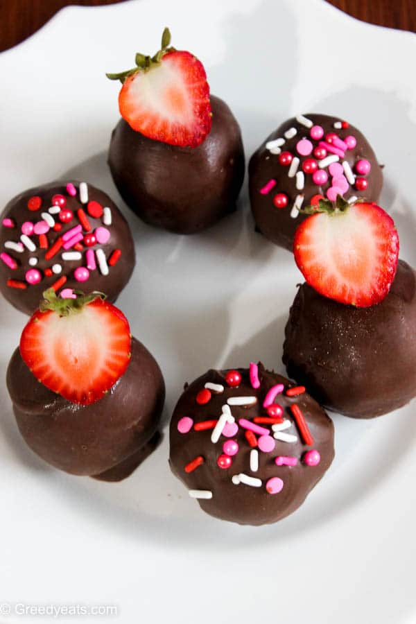 Easy strawberry cake pops with chocolate and sprinkles