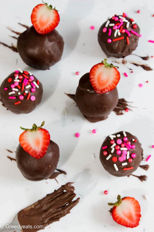 Easy and homemade strawberry cake pops