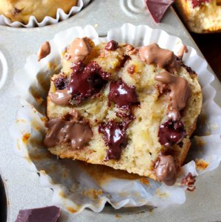 Made with zero refined sugar, sweetend with honey, packed with good fats and protein rich greek yogurt, this healthy banana muffin recipe is a keeper! Soft, fluffy and oozing with gooey chocolate banana muffins recipe at Greedyeats.com