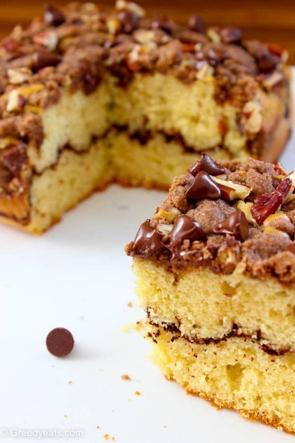 Soft and buttery texture, piled high cinnamon crumb topping and a layer of chocolate comes together in this cinnamon crumb coffee cake recipe.