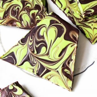 Thick and chocolatey mint chocolate bark swirled with mint flavored white chocolate. Such a simple, festive and economical mint chocolate candy treat ever!