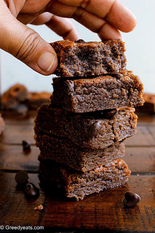 Soft, moist and healhty vegan oatmeal bars with chocolate chips, nut butter, oat milk and coconut sugar.