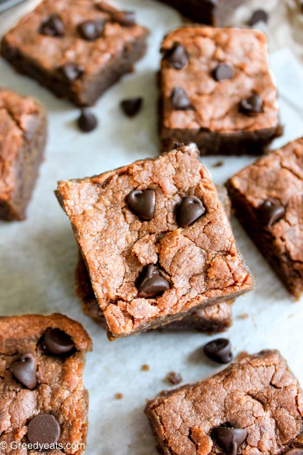 Simple quick and easy vegan oatmeal bars that are healthy for you and taste exactly like a cookie bar.