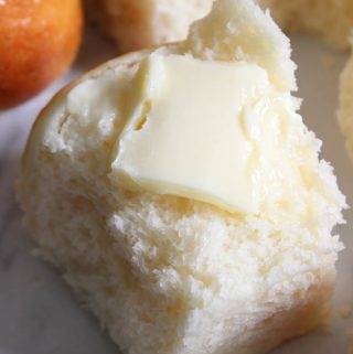 The best homemade dinner rolls recipe ever! You will love it on a weeknight or for a holiday, so soft, buttery and delicious!