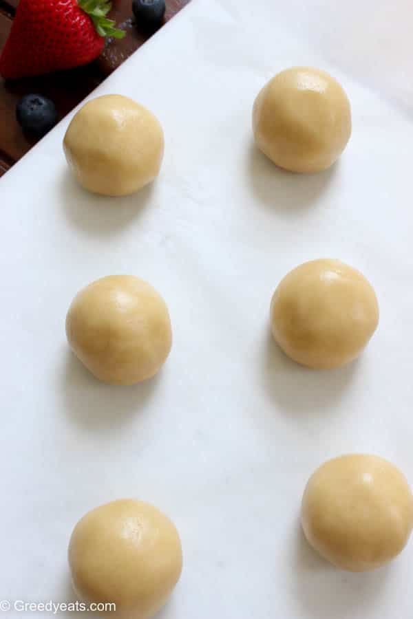 Chewy sugar cookie dough balls for sugar cookie pizza recipe on Greedyeats.com