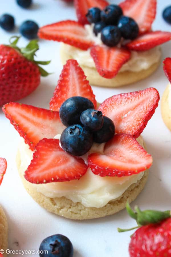 Easy fruit pizza cookies on greedyeats.com If you love mini desserts then try my mini fruit pizza cookies for your next summer party dessert.