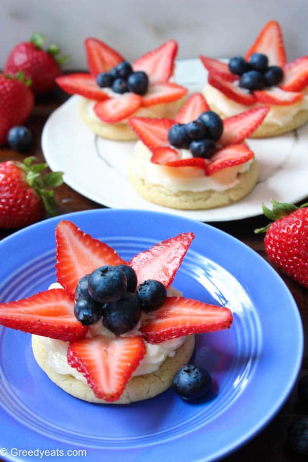 If you like giant fruit pizza then you will love these mini fruit pizza cookies all dressed up as patriotic cookies!