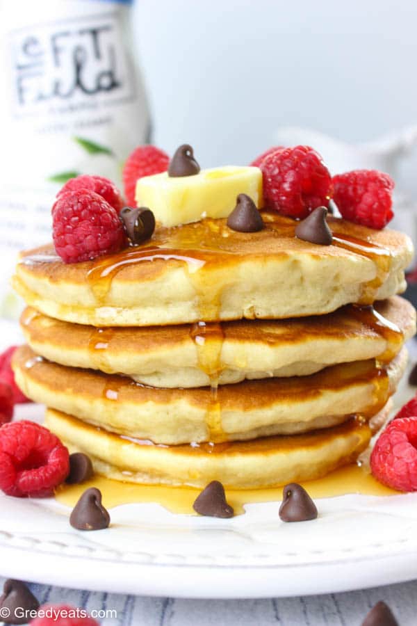 https://greedyeats.com/wp-content/uploads/2019/06/Quick-and-easy-pancakes-with-raspberries-and-chocolate-chips.jpg