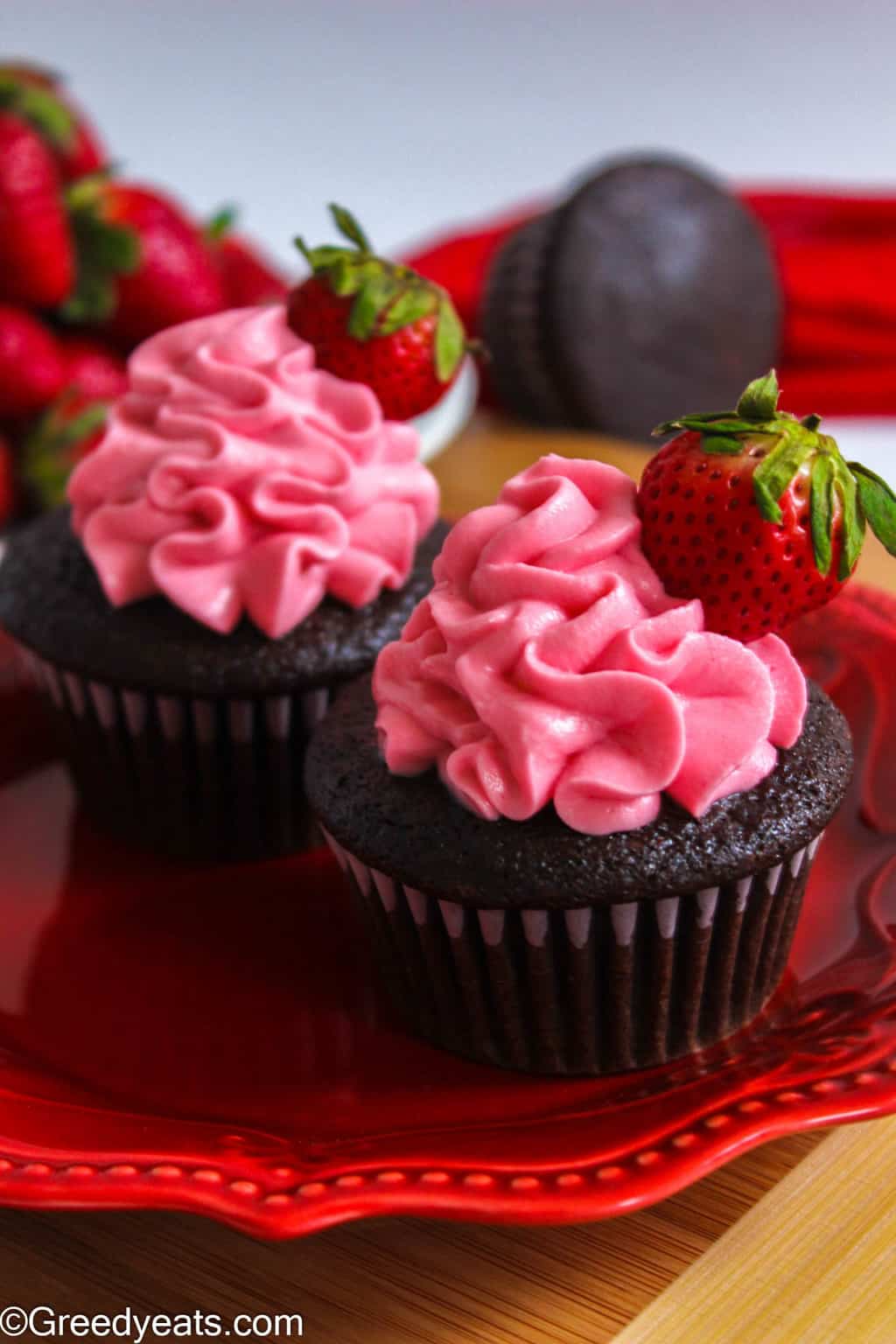 https://greedyeats.com/wp-content/uploads/2019/10/Chocolate-cupcakes-with-strawberry-whipped-cream-2.jpg