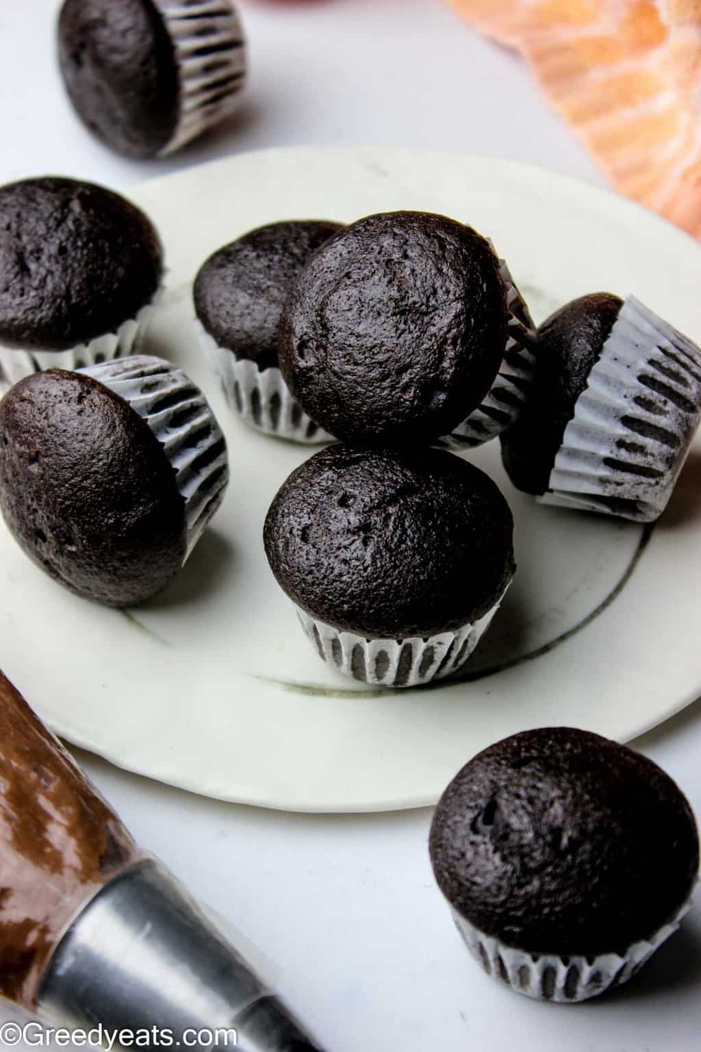 Super fluffy and moist chocolate cupcakes baked as mini chocolate cupcakes!