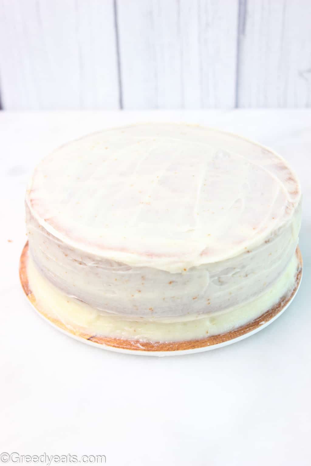 Best small vanilla cake with crumb coat topping.